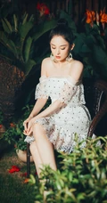 古力娜扎白色蕾丝礼裙短裙静坐花间唯美摄影写真