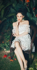 古力娜扎白色蕾丝礼裙短裙静坐花间唯美摄影写真