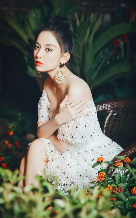 古力娜扎白色蕾丝礼裙短裙静坐花间唯美摄影写真