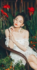 古力娜扎白色蕾丝礼裙短裙静坐花间唯美摄影写真