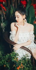 古力娜扎白色蕾丝礼裙短裙静坐花间唯美摄影写真