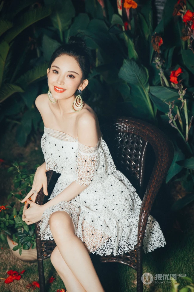 古力娜扎白色蕾丝礼裙短裙静坐花间唯美摄影写真