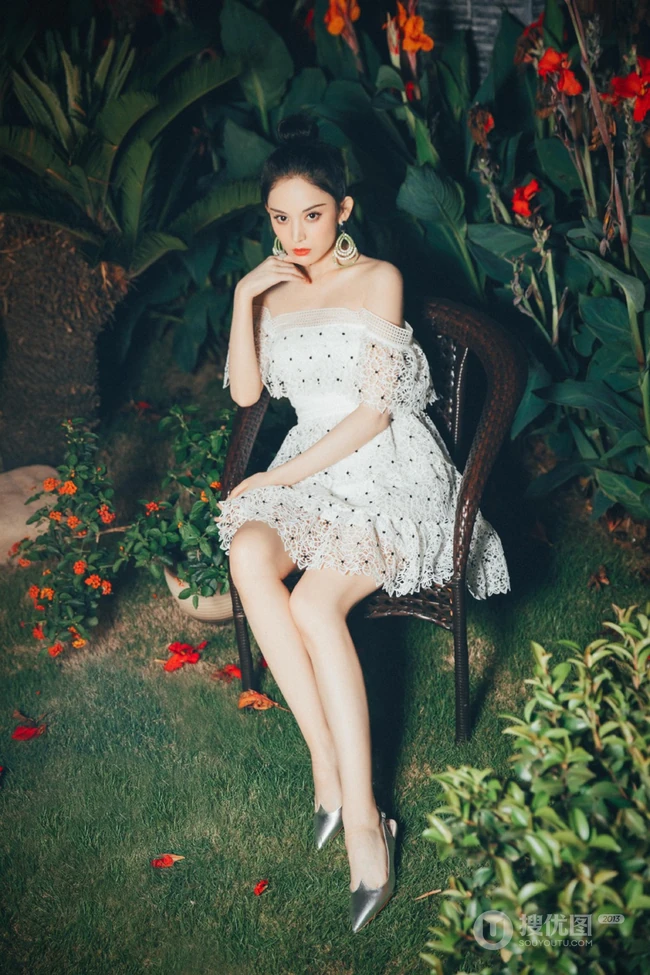 古力娜扎白色蕾丝礼裙短裙静坐花间唯美摄影写真