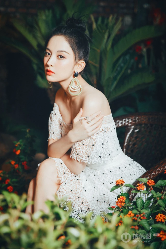 古力娜扎白色蕾丝礼裙短裙静坐花间唯美摄影写真