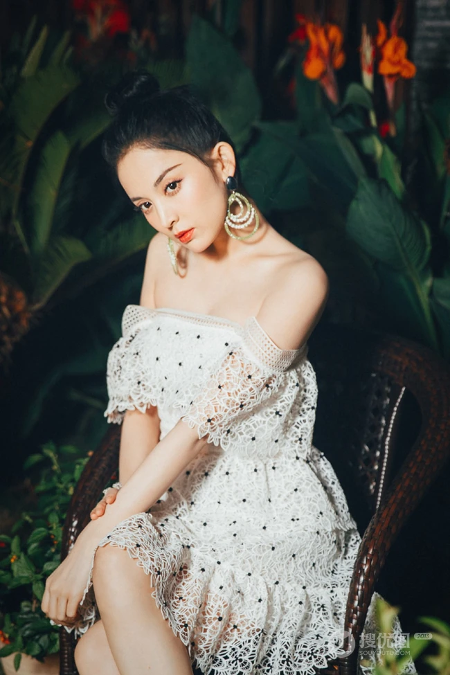 古力娜扎白色蕾丝礼裙短裙静坐花间唯美摄影写真