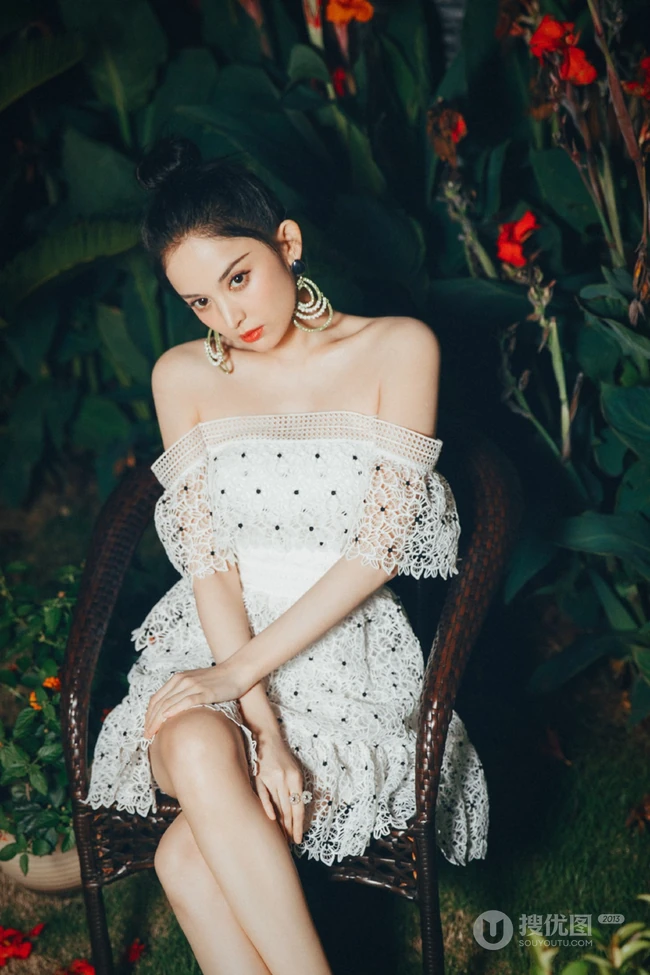 古力娜扎白色蕾丝礼裙短裙静坐花间唯美摄影写真