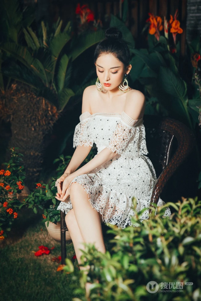 古力娜扎白色蕾丝礼裙短裙静坐花间唯美摄影写真
