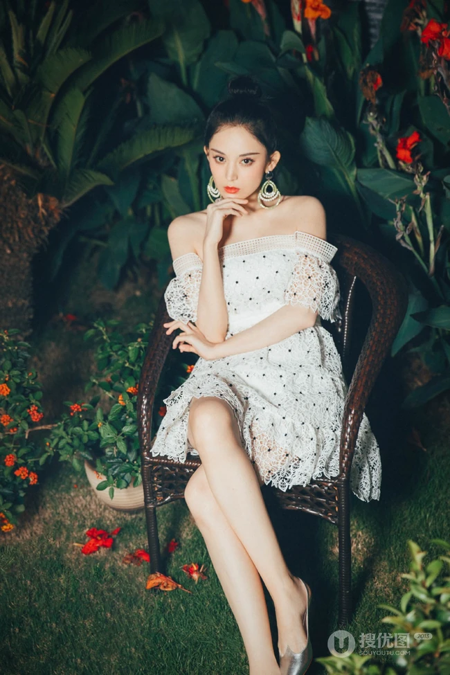 古力娜扎白色蕾丝礼裙短裙静坐花间唯美摄影写真