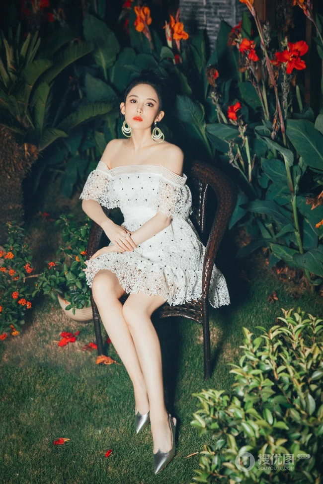 古力娜扎白色蕾丝礼裙短裙静坐花间唯美摄影写真