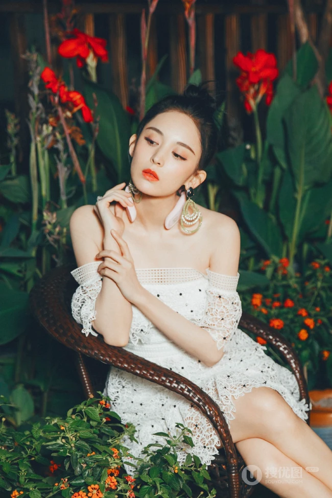 古力娜扎白色蕾丝礼裙短裙静坐花间唯美摄影写真