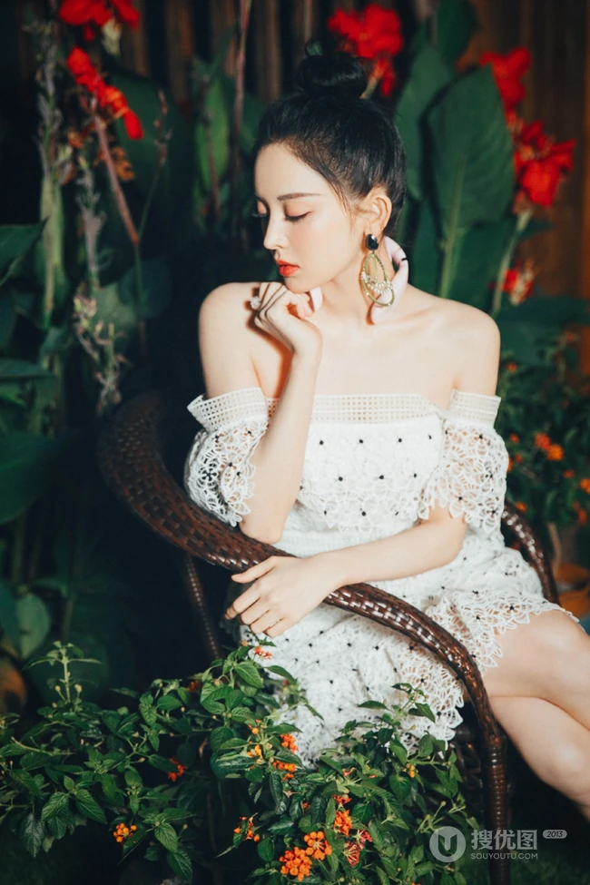 古力娜扎白色蕾丝礼裙短裙静坐花间唯美摄影写真