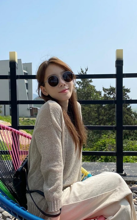 金泰妍晒阳台惬意照片，边晒太阳边品尝美食