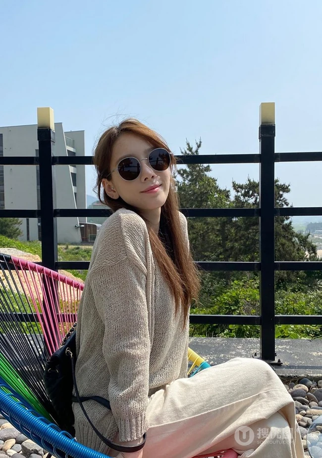 金泰妍晒阳台惬意照片，边晒太阳边品尝美食