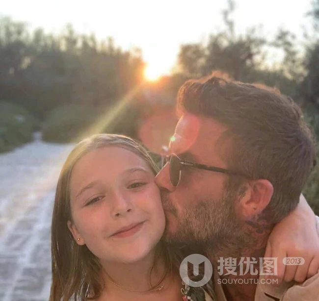 贝克汉姆晒和女儿小七一起玩耍生活照，女儿小七可爱又甜美