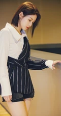 苏青黑白配上衣搭配短裤显修长线条感写真
