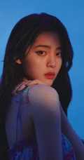 夜色下的欧阳娜娜手拿烟花棒唯美白裙写真图片