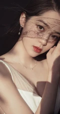 夜色下的欧阳娜娜手拿烟花棒唯美白裙写真图片