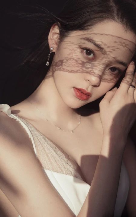 夜色下的欧阳娜娜手拿烟花棒唯美白裙写真图片