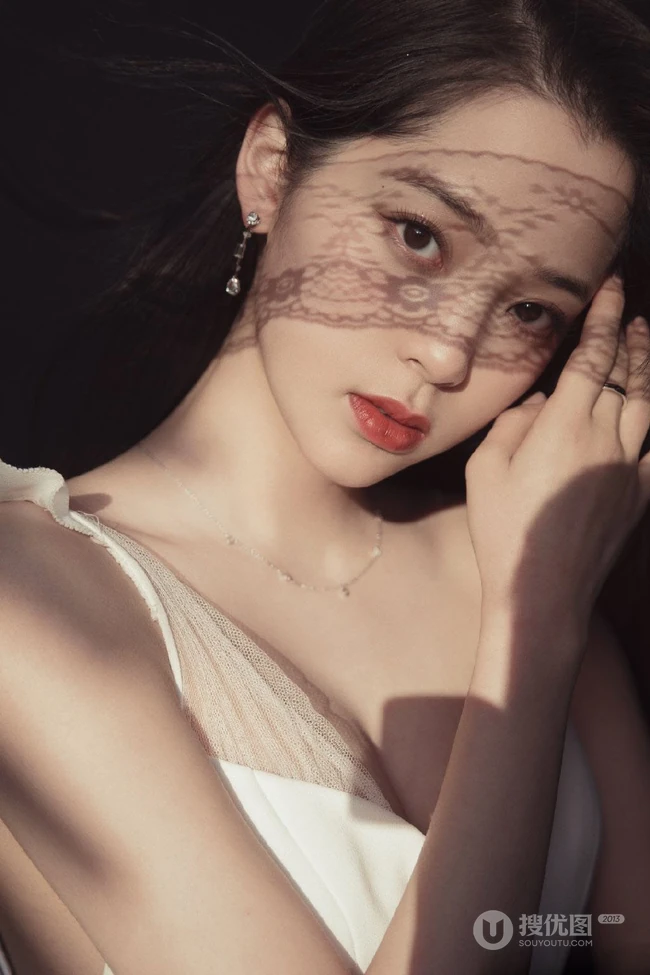 夜色下的欧阳娜娜手拿烟花棒唯美白裙写真图片