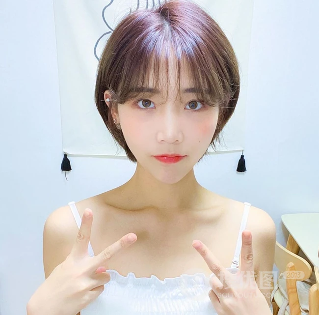 颇有文艺气息的女生短发图片，一组漂亮可爱的短发女生图片欣赏 第1张