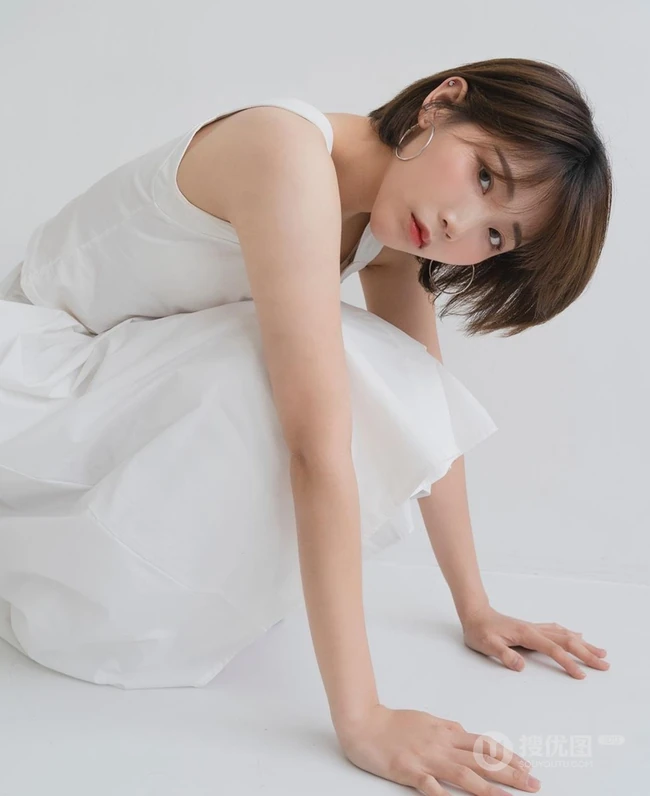 颇有文艺气息的女生短发图片，一组漂亮可爱的短发女生图片欣赏 第13张