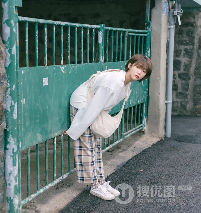 颇有文艺气息的女生短发图片，一组漂亮可爱的短发女生图片欣赏 第8张