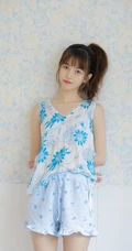 清新邻家平胸女孩蓝色印花睡衣短裤居家写真图集