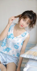 清新邻家平胸女孩蓝色印花睡衣短裤居家写真图集