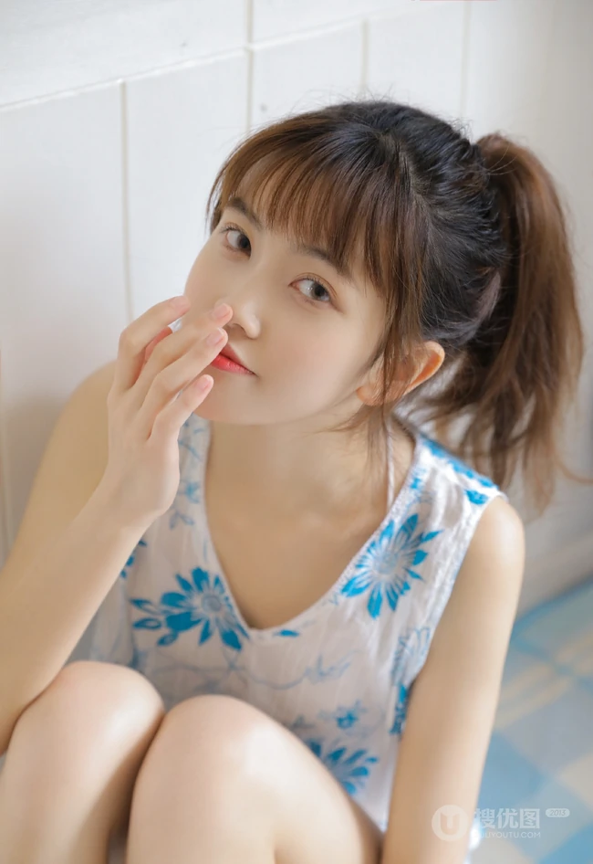 清新邻家平胸女孩蓝色印花睡衣短裤居家写真图集