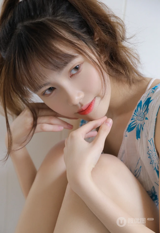 清新邻家平胸女孩蓝色印花睡衣短裤居家写真图集