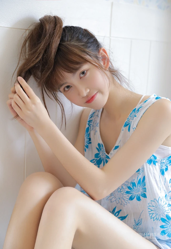 清新邻家平胸女孩蓝色印花睡衣短裤居家写真图集
