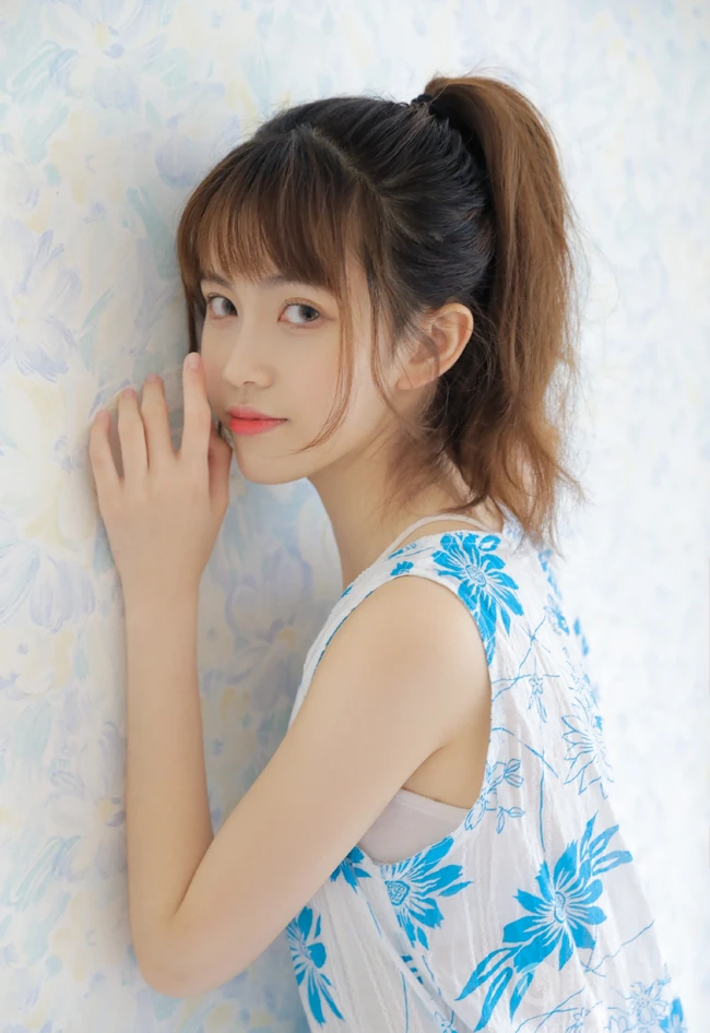 清新邻家平胸女孩蓝色印花睡衣短裤居家写真图集