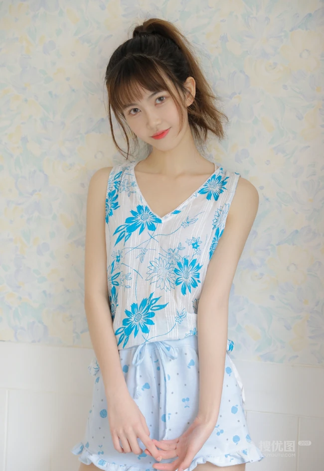 清新邻家平胸女孩蓝色印花睡衣短裤居家写真图集