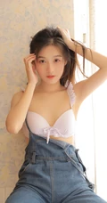 气质俏皮可爱元气女生肩带连衣牛仔裤家居服室内写真图片集