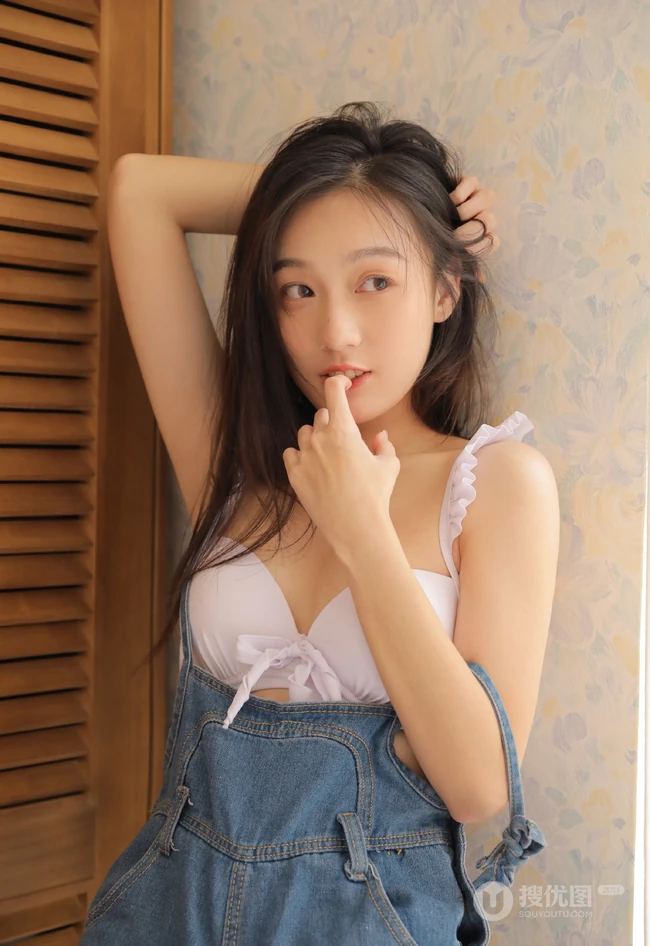 气质俏皮可爱元气女生肩带连衣牛仔裤家居服室内写真图片集