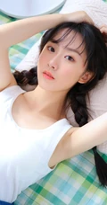 很漂亮的大眼睛长筒袜女生妹子清凉白色背心室内写真图集