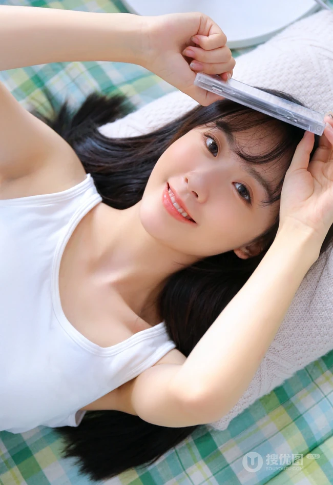 很漂亮的大眼睛长筒袜女生妹子清凉白色背心室内写真图集