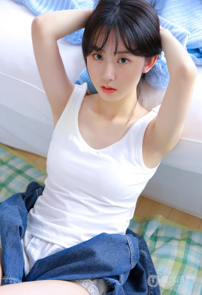 很漂亮的大眼睛长筒袜女生妹子清凉白色背心室内写真图集