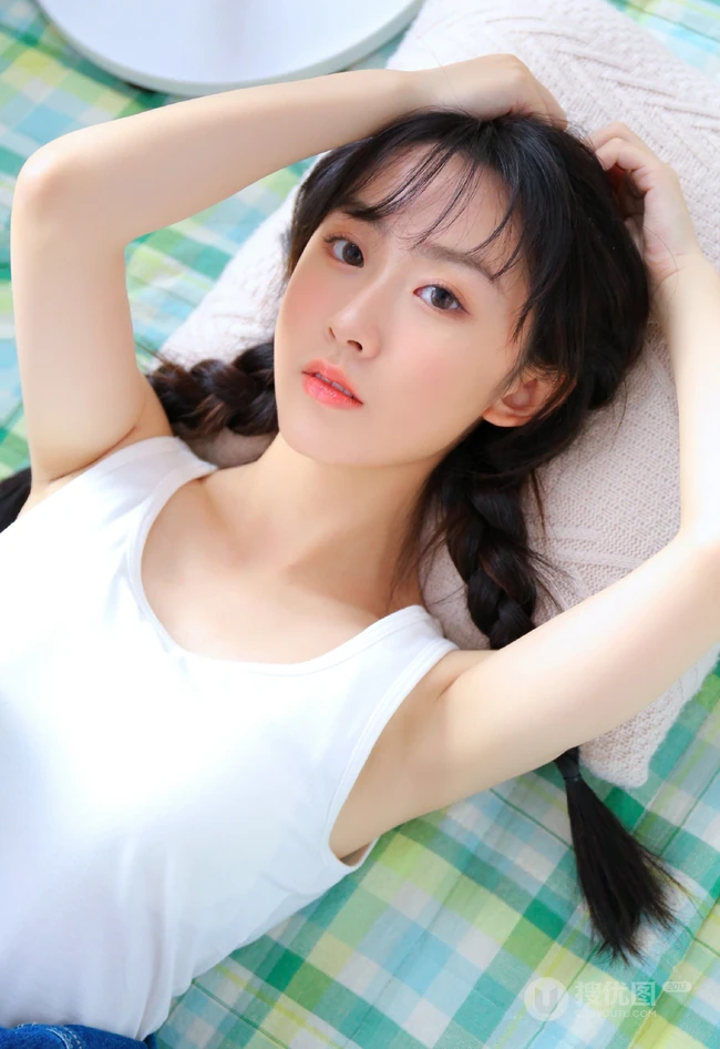 很漂亮的大眼睛长筒袜女生妹子清凉白色背心室内写真图集