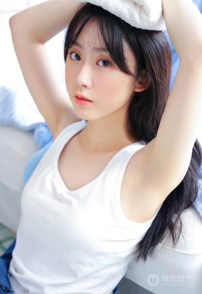 很漂亮的大眼睛长筒袜女生妹子清凉白色背心室内写真图集