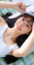 很漂亮的大眼睛长筒袜女生妹子清凉白色背心室内写真图集