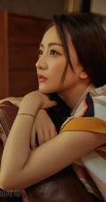 杨蓉温柔感十足条纹长裙夏日高清写真图片