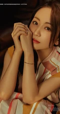 杨蓉温柔感十足条纹长裙夏日高清写真图片