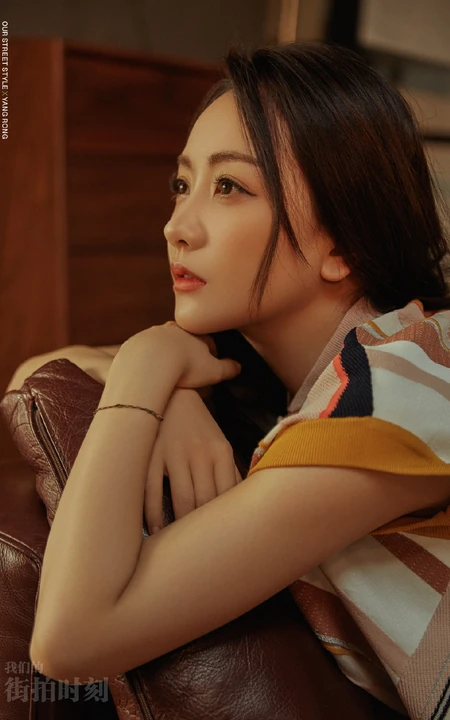 杨蓉温柔感十足条纹长裙夏日高清写真图片