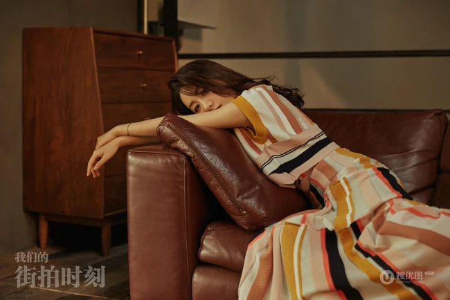 杨蓉温柔感十足条纹长裙夏日高清写真图片