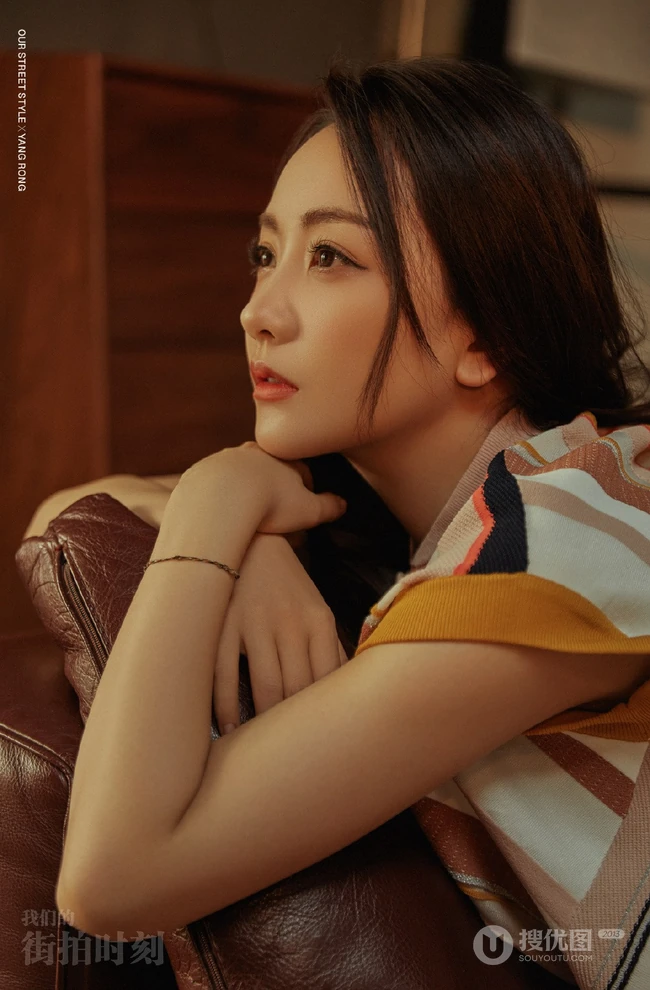 杨蓉温柔感十足条纹长裙夏日高清写真图片