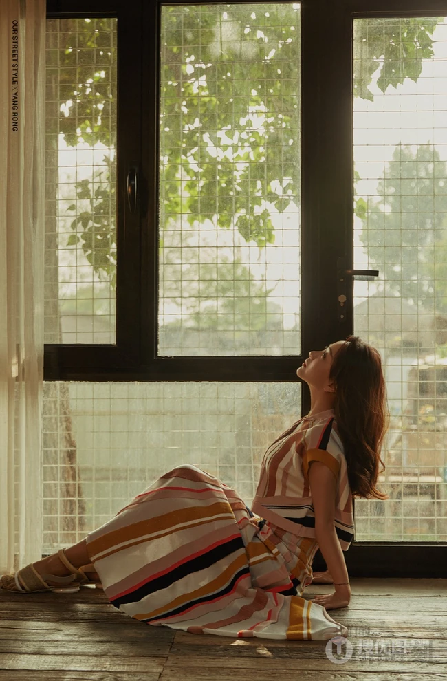 杨蓉温柔感十足条纹长裙夏日高清写真图片