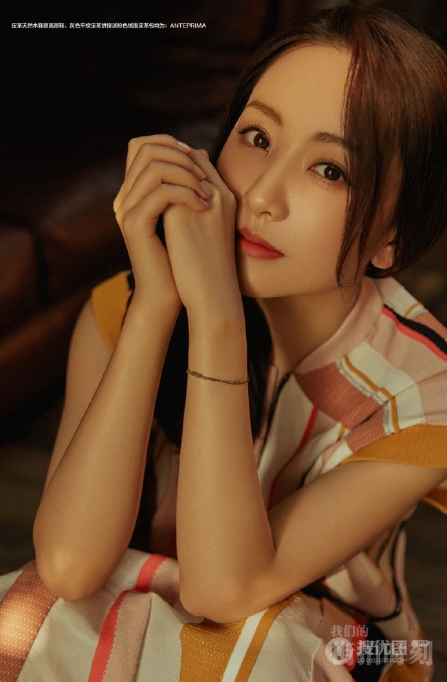 杨蓉温柔感十足条纹长裙夏日高清写真图片