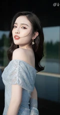 吴宣仪甜美气质露肩装连衣裙户外草地线条感写真