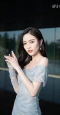 吴宣仪甜美气质露肩装连衣裙户外草地线条感写真